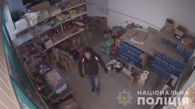 До шести років ув'язнення загрожує 23-річному закарпатцю, якого підозрюють у крадіжці 30 тис. грн