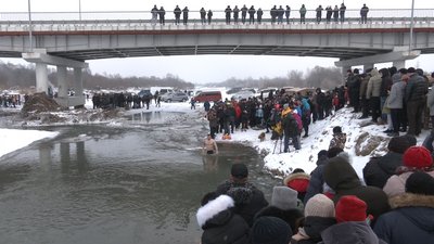Щоб встановити рекорд України.18 прикарпатців піднімали гирі у крижаній воді