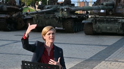Саманта Павер у музеї знищеної російської військової техніки на Михайлівській площі