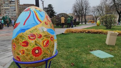Черкаси прикрашають до великодніх свят Черкаси прикрашають до великодніх свят