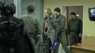 Обвинуваченого Віктора Малого заводять до суду під конвоєм