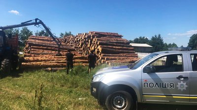На Волині другу добу тривають обшуки: вилучили понад дві сотні кубів деревини На Волині другу добу тривають обшуки: вилучили понад дві сотні кубів деревини