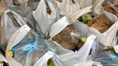 Гуманітарна допомога. Миколаївські волонтери розвозять пенсіонерам продуктові набори Гуманітарна допомога. Миколаївські волонтери розвозять пенсіонерам продуктові набори