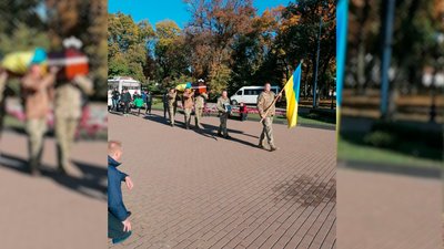 На Чернігівщині попрощалися з двома військовими ЗСУ, які загинули на Луганщині та Харківщині На Чернігівщині попрощалися з двома військовими ЗСУ, які загинули на Луганщині та Харківщині