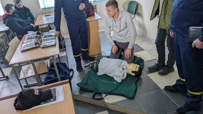 Валіза безпеки, меддопомога та евакуація: в Луцькому училищі провели урок цивільного захисту