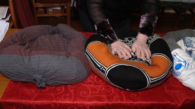 На Рівненщині слабозорі виготовили лежаки для безпритульних тварин На Рівненщині слабозорі виготовили лежаки для безпритульних тварин