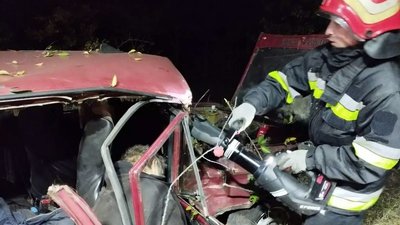 На Кіровоградщині водій легковика врізався в дерево. Один пасажир загинув, інший в лікарні На Кіровоградщині водій легковика врізався в дерево. Один пасажир загинув, інший в лікарні