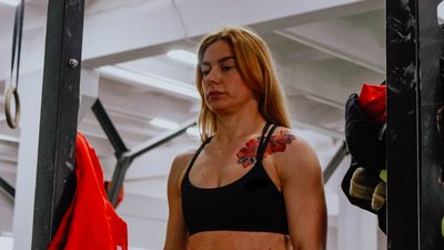 У Тернополі рятувальниця одягнула бойовий одяг пожежного, виконуючи вправи на перекладині У Тернополі рятувальниця одягнула бойовий одяг пожежного, виконуючи вправи на перекладині