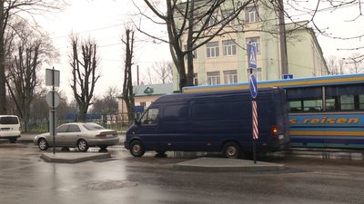 У Житомирі біля школи №8 встановили пішохідний перехід з острівцями безпеки У Житомирі біля школи №8 встановили пішохідний перехід з острівцями безпеки