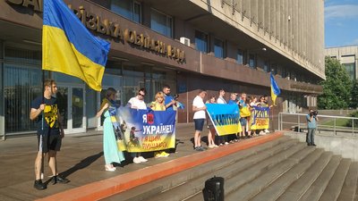 До Дня Конституції в Запоріжжі містяни пройшлись ходою та провели віче До Дня Конституції в Запоріжжі містяни пройшлись ходою та провели віче