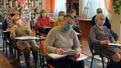 Тернопільським пенсіонеркам провели заняття з англійської мови