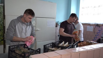 Між повітряними тривогами навчали дітей та волонтерили: які виклики постали перед педагогами 2022 року