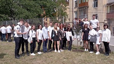 Одинадцятикласники біля своєї райської яблуні Одинадцятикласники біля своєї райської яблуні