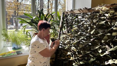 Волонтерка Галина Тягай плете сітки для військових