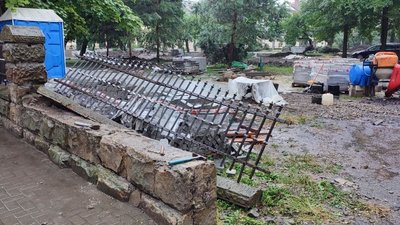 У Чернівцях невідомі зруйнували огорожу у сквері навпроти університету