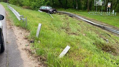 ДТП під Житомиром: водій BMW врізався у колесовідбійник і зніс частину огорожі ДТП під Житомиром: водій BMW врізався у колесовідбійник і зніс частину огорожі