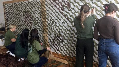 Осередок "Патріотки" на Волині сплели 21 тисячу метрвіквадтратних маскувальниї сіток Осередок "Патріотки" на Волині сплели 21 тисячу метрвіквадтратних маскувальниї сіток