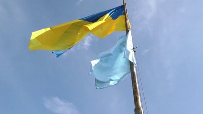 На КПВВ "Чонгар" встановили два прапори — український і кримськотатарський