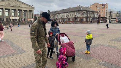 "Хочу захищати своїх дітей": історія багатодітного батька, який боронить Україну "Хочу захищати своїх дітей": історія багатодітного батька, який боронить Україну