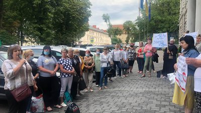 "Не отримуємо зарплати від квітня". У Львові вийшли на протест медики психіатричної лікарні "Не отримуємо зарплати від квітня". У Львові вийшли на протест медики психіатричної лікарні