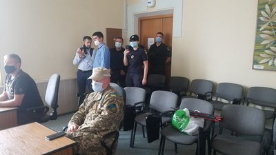 У Рівному люди в камуфляжі зайняли сесійну залу, сіли на місця депутатів У Рівному люди в камуфляжі зайняли сесійну залу, сіли на місця депутатів