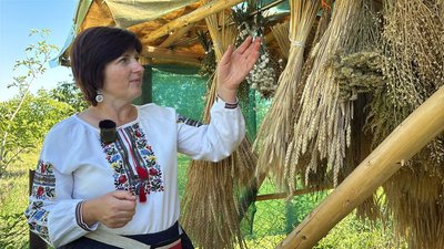 10 років створює іграшки з сіна