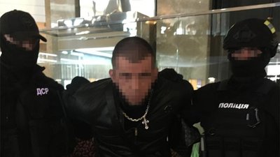 У центрі Харкова затримали чотирьох чоловіків: вимагали 700 тисяч доларів у підприємця У центрі Харкова затримали чотирьох чоловіків: вимагали 700 тисяч доларів у підприємця