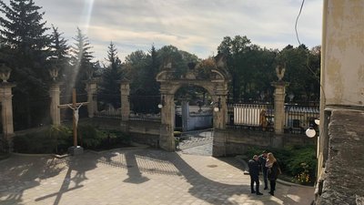 Подвір'я Собору святого Юра Подвір'я Собору святого Юра
