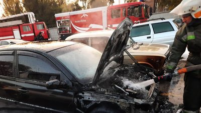 Пожежа в Кривому Розі пошкодила шість легкових автомобілів Пожежа в Кривому Розі пошкодила шість легкових автомобілів