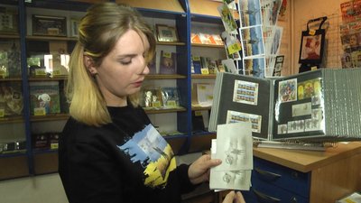 Поштову марку зі знищеним російським крейсером почали продавати у Житомирі. На пошті – черги Поштову марку зі знищеним російським крейсером почали продавати у Житомирі. На пошті – черги
