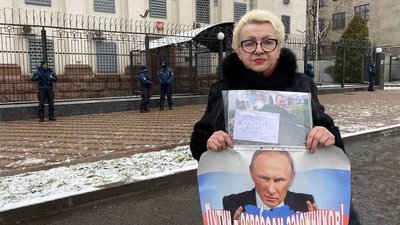Родичі полонених влаштували акцію під посольством РФ