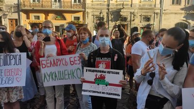 У Львові провели акцію солідарності з народом Білорусі У Львові провели акцію солідарності з народом Білорусі
