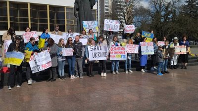 У Луцьку відбулась мирна акція на підтримку людей, які нині перебувають у заблокованому Маріуполі У Луцьку відбулась мирна акція на підтримку людей, які нині перебувають у заблокованому Маріуполі