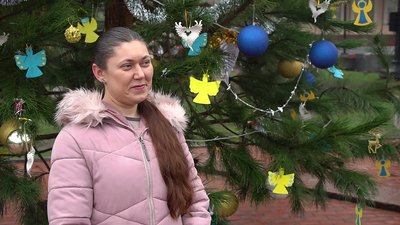 У Кропивницькому до Нового року прикрасили сосни, присвячені містам-героям, ЗСУ та волонтерам