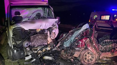 На Львівщині нетверезий водій в’їхав у бус місії "На щиті": троє людей загинули
