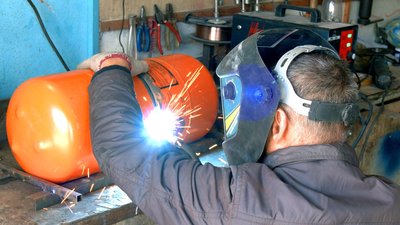 Вінничанин облаштував майстерню з виготовлення пічок для оборонців Вінничанин облаштував майстерню з виготовлення пічок для оборонців