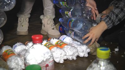 Для безпритульних тварин у Луцьку встановлюють будиночки із пластикових пляшок Для безпритульних тварин у Луцьку встановлюють будиночки із пластикових пляшок