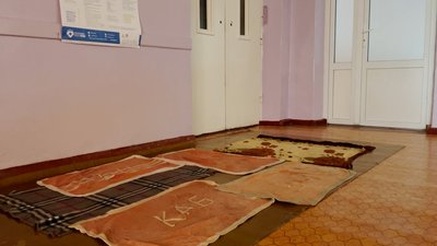 Щоб не було калюж, підкладають ганчірки Щоб не було калюж, підкладають ганчірки