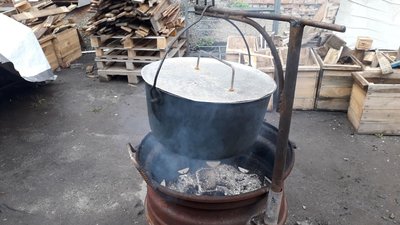 У Сумському гуманітарному штабі влаштували день борщу У Сумському гуманітарному штабі влаштували день борщу