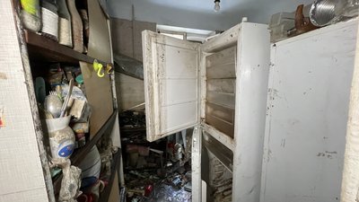 Сирість, бруд та зіпсовані меблі. Херсонка показала як виглядає її квартира після затоплення Сирість, бруд та зіпсовані меблі. Херсонка показала як виглядає її квартира після затоплення