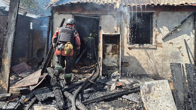 Пожежа, що сталася після обстрілу Кругляківки на Харківщині внаслідок обстрілу Росії
