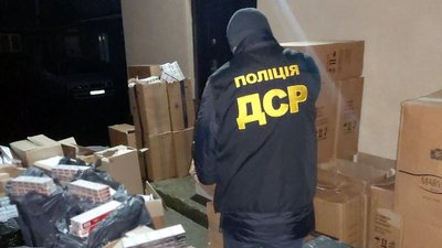 На Хмельниччині викрили групу осіб, яка займалася підпільним виготовленням цигарок