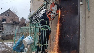 Визволили людину. На Миколаївщині після російського обстрілу чоловік не міг вийти з власного будинку