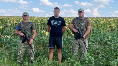 Соняшниковим полем втікали за кордон: на Одещині затримали трьох "ухилянтів". ФОТО Соняшниковим полем втікали за кордон: на Одещині затримали трьох "ухилянтів". ФОТО