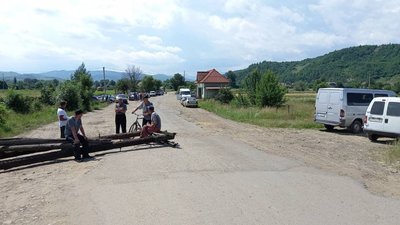 "Всі ці біди поклали на наше плечі". На Прикарпатті приблизно сто людей перекрили дорогу "Всі ці біди поклали на наше плечі". На Прикарпатті приблизно сто людей перекрили дорогу
