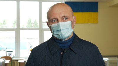 Кандидати в мери Черкас проголосували на виборчих дільницях Кандидати в мери Черкас проголосували на виборчих дільницях