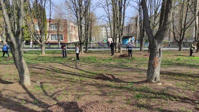 У Полтаві містяни долучилися до прибирання вулиць У Полтаві містяни долучилися до прибирання вулиць