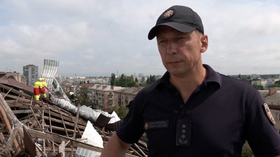 У зруйнованому готелі "Україна" в Чернігові почали розбирати дах У зруйнованому готелі "Україна" в Чернігові почали розбирати дах