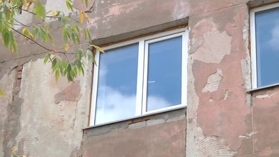 У Херсоні поліція з'ясовує причини смерті жінки, яка вистрибнула з вікна гуртожитку У Херсоні поліція з'ясовує причини смерті жінки, яка вистрибнула з вікна гуртожитку