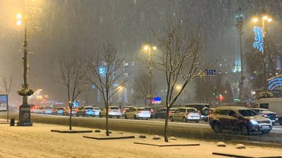 Через заметіль рух ускладнився по всьому місту. Через заметіль рух ускладнився по всьому місту.
